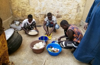 Volunteers prepare food for children in Niger