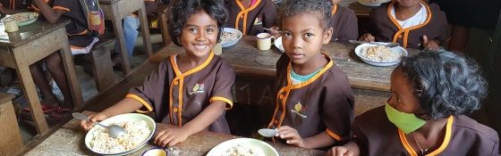 a classroom full of children with food in front of them